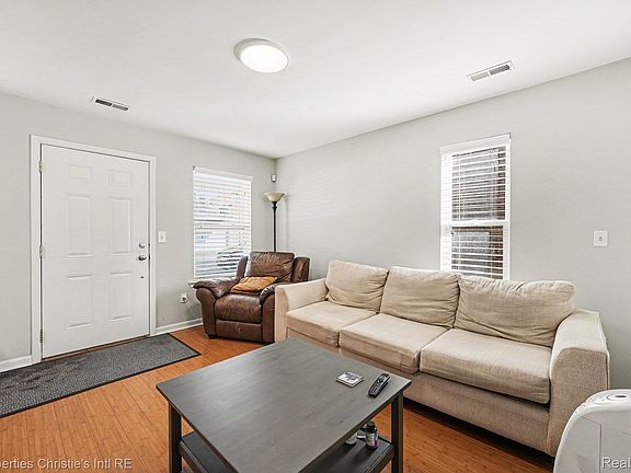2nd image of 282 E Palmer St
