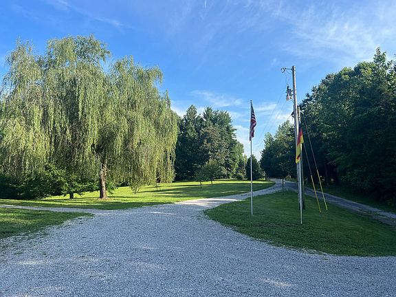 4th image of 656 Carolyn Ln