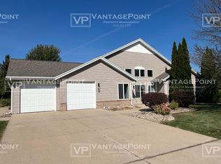 1800 Hardwoods Ct, De Pere, WI 54115