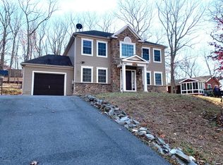 200 Dorchester Dr, Bushkill, PA 18324