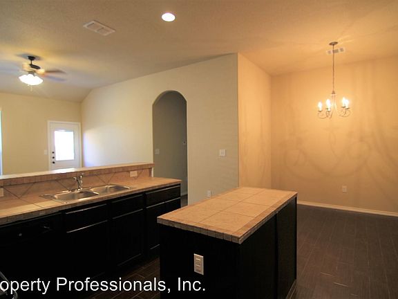 3rd image of 701 Creekside Cir