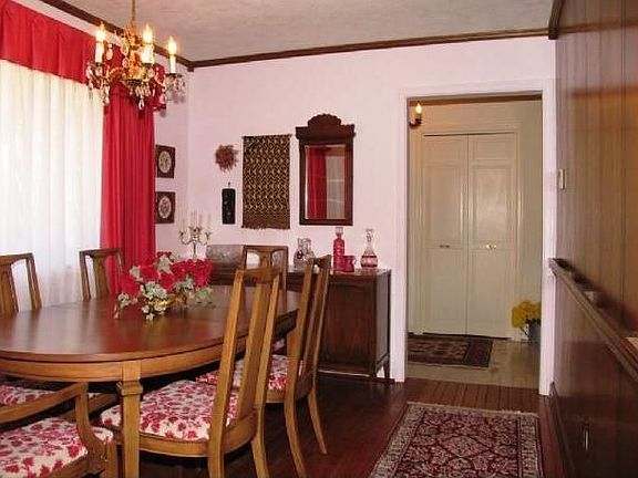  DR w/ Built-ins/ Hardwoods
