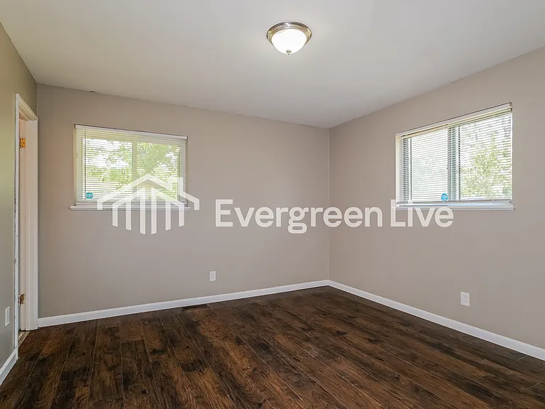 2435 Orleans Ln — Photo 7