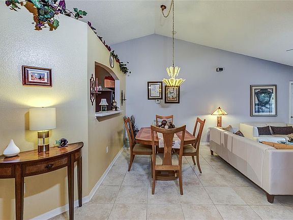 4th image of 1931 S Palomar Dr