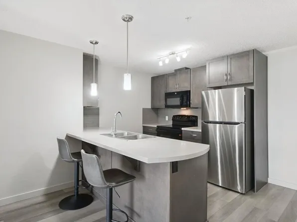 7805 71st St NW #351, Edmonton, AB T6B 3V6