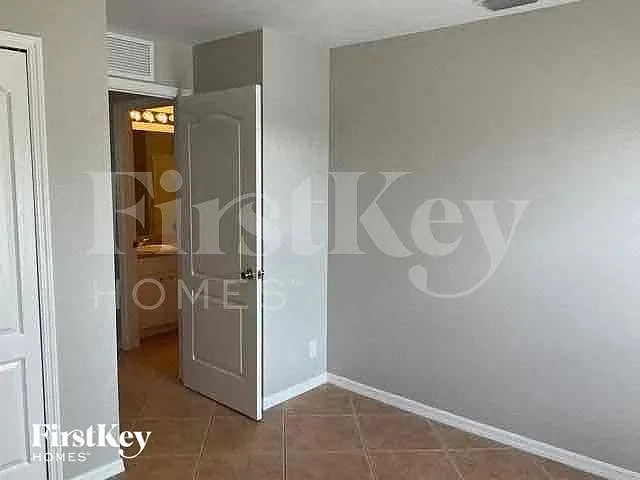 2731 SW 2nd Ln — Photo 22