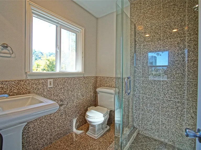 3915 Fredonia Dr — Photo 27