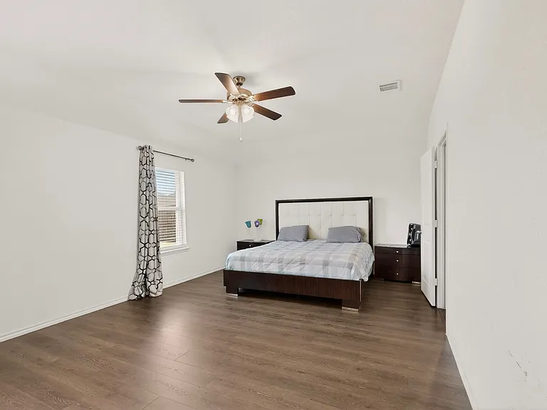 1114 Emerald Gate Dr — Photo 18