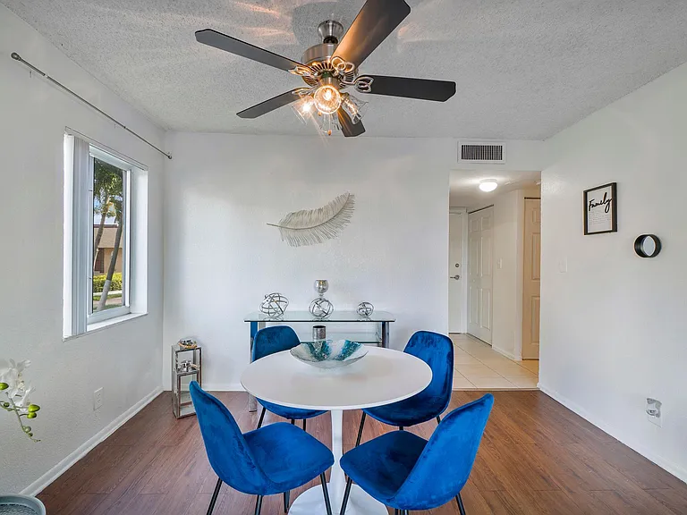1 BEDROOM - DINING AREA