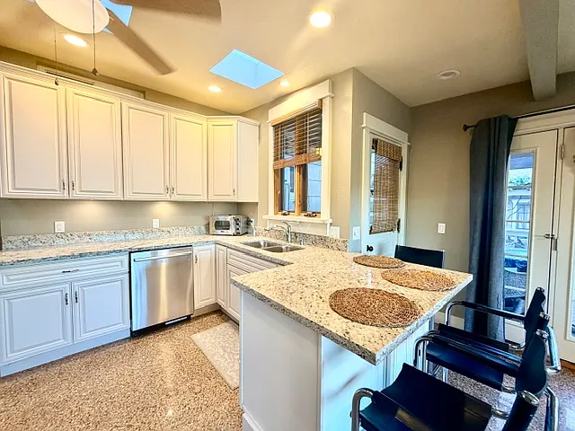 2409 Vancouver Ave — Photo 4