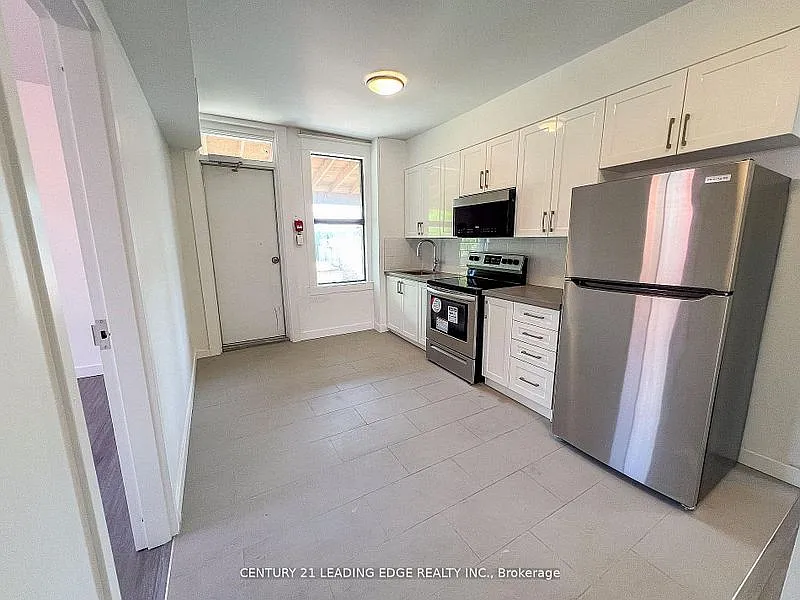 3 bed, 897 sqft, $3,750 — Photo 3