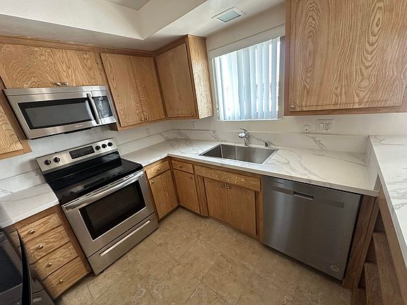 2nd image of 10701 Moorpark St APT 2