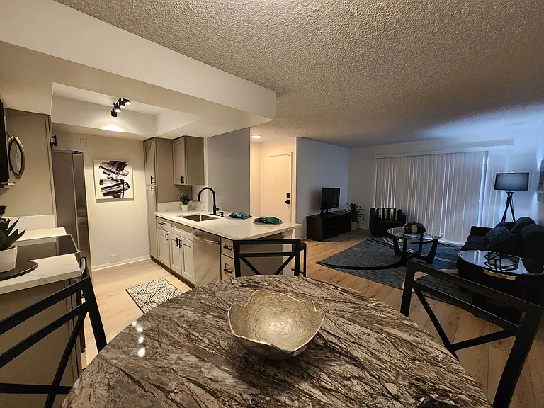 Valencia Apartments — Photo 39