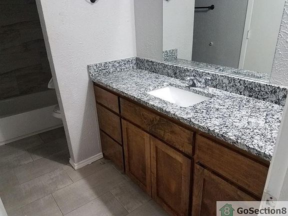 5th image of 2411 Doreen St