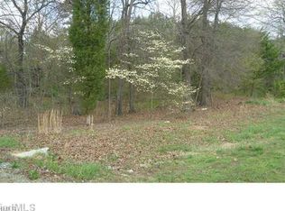 Calinda Dr, Thomasville, NC 27360