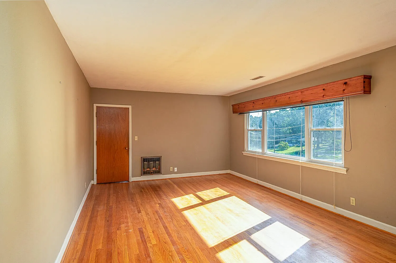 3 bed, 1.5 bath, 1600 sqft, $1,700 — Photo 3