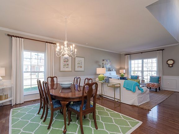 3rd image of 139 Carriage Hill Dr
