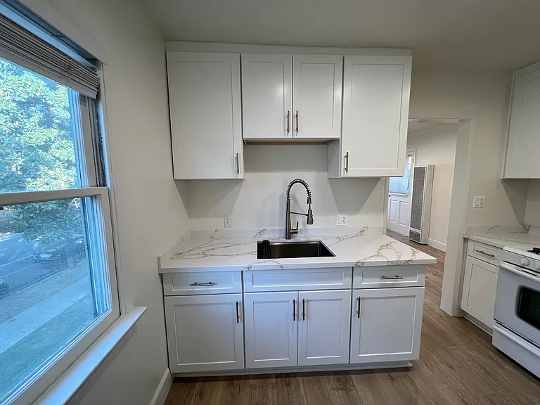 11662 Chandler Blvd — Photo 7