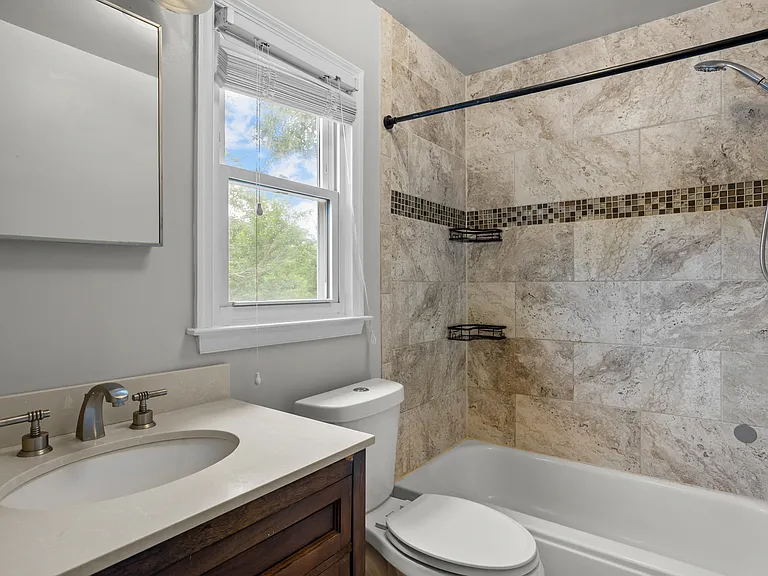 913 Laredo Ct — Photo 16
