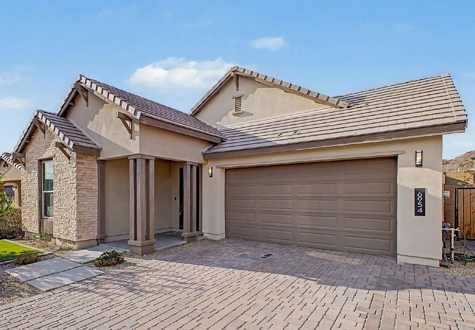 4 bed, 3.0 bath, 2357 sqft, $3,200 — Photo 4