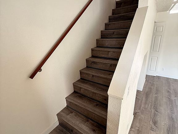 5th image of 360 SE Railroad St #6