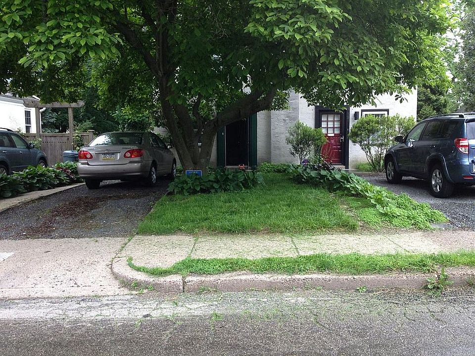 2nd image of 240 E Gravers Ln