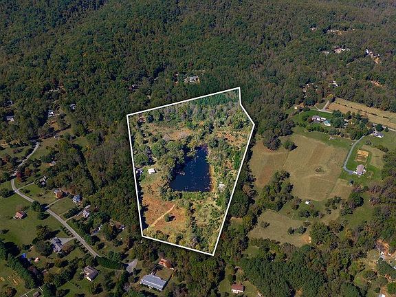 3rd image of 904 Rockfish School Ln