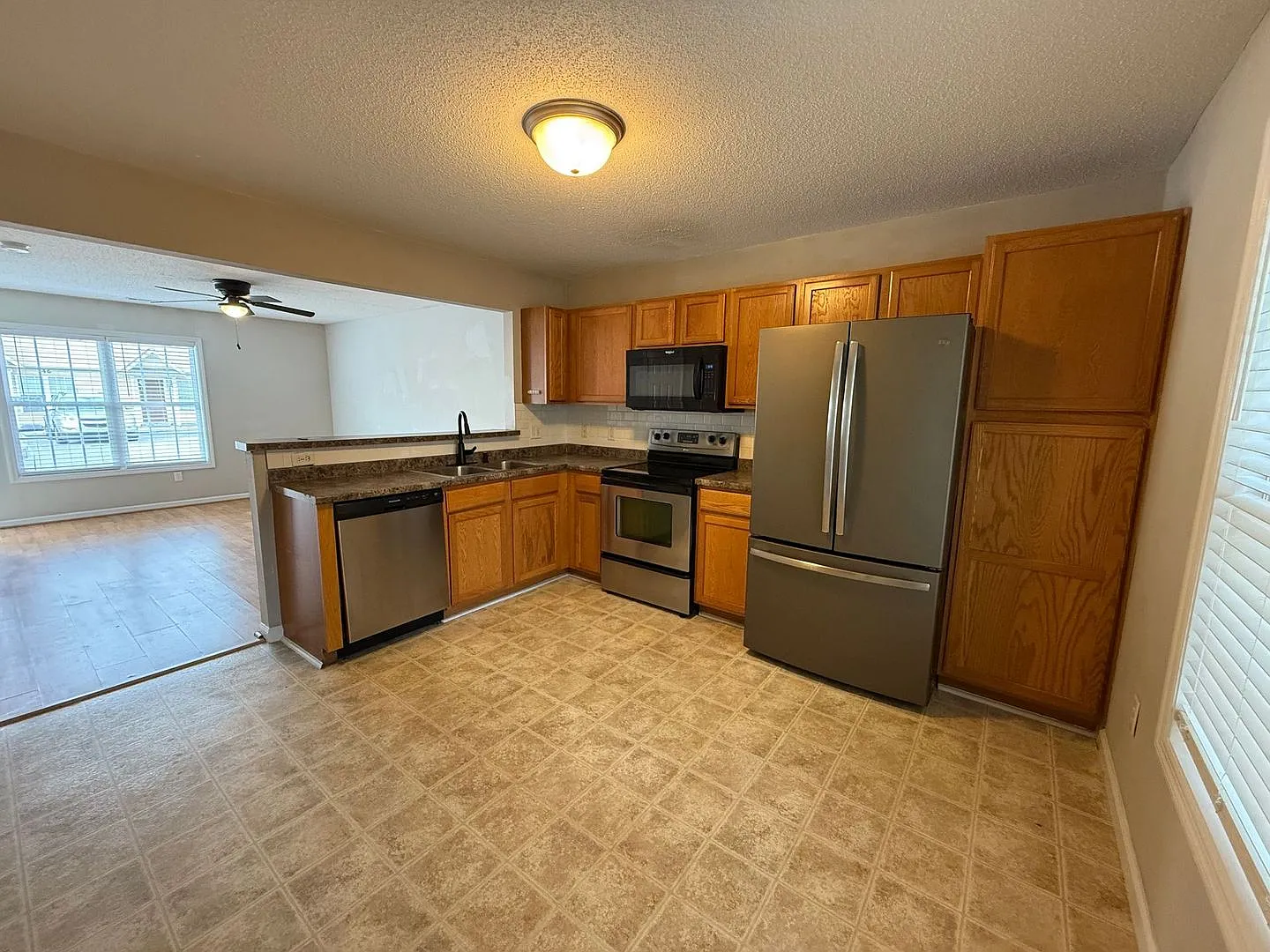 Nice 2 bedroom, 2.5 bath Townhouse — Photo 2