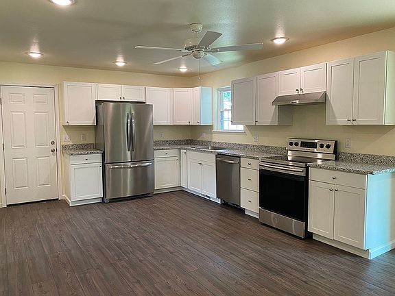 3rd image of 1104 W Pecan St
