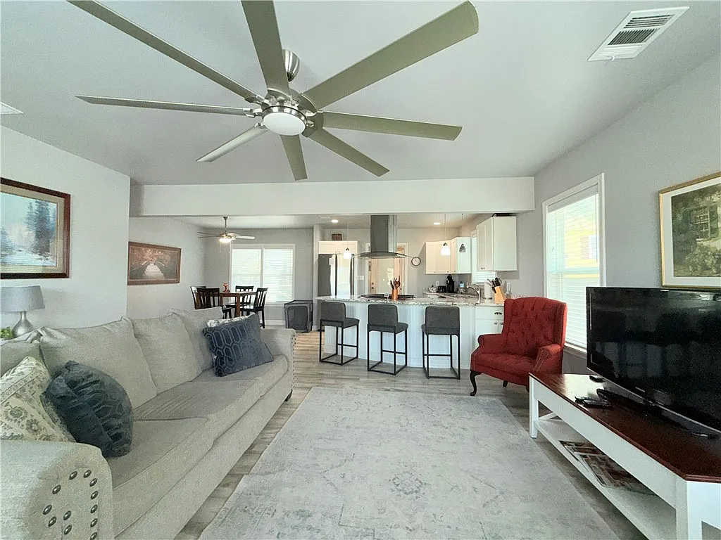 2 bed, 1.0 bath, 1528 sqft, $3,000 — Photo 3