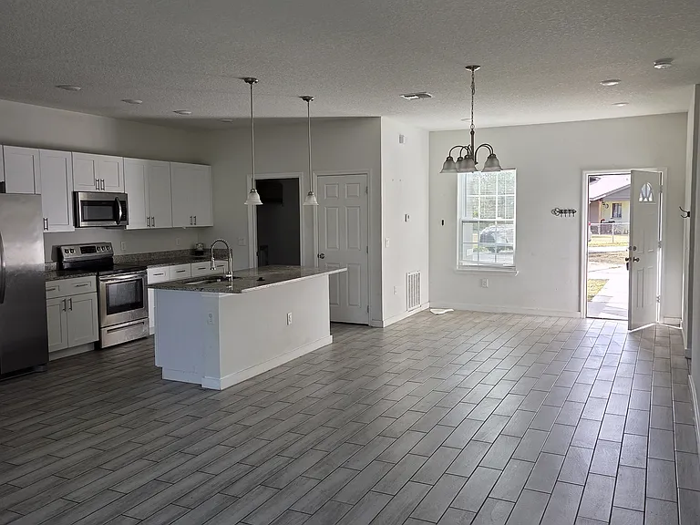 721 Green Ct — Photo 3