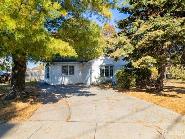 42 Sturgis Rd, Edison, NJ 08817