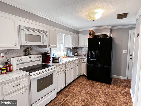 3rd image of 17 Goldenrod Dr
