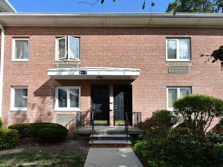 Cameron Apartments — Photo 23