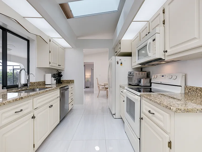 158 Norman St — Photo 14
