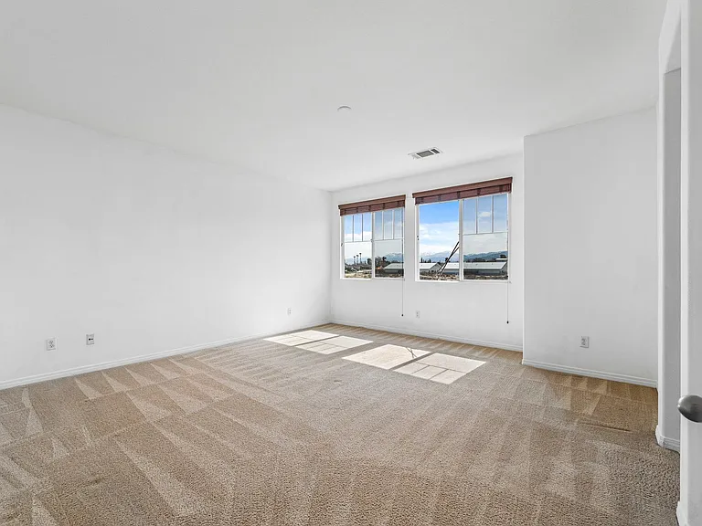1364 Wellington Dr — Photo 29