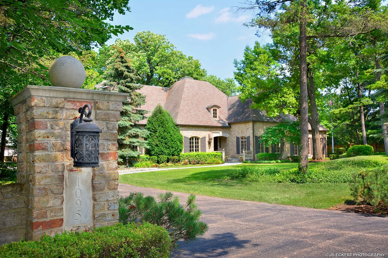 1095 Fisher Ln photo 1
