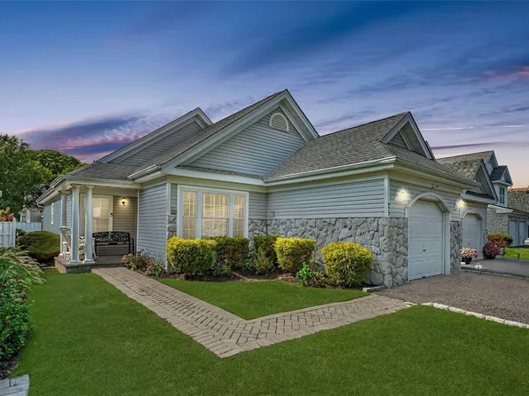 25 Ethan Circle #25, Middle Island, NY 11953