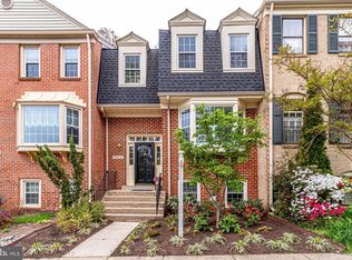 4925 Carriagepark Rd, Fairfax, VA 22032