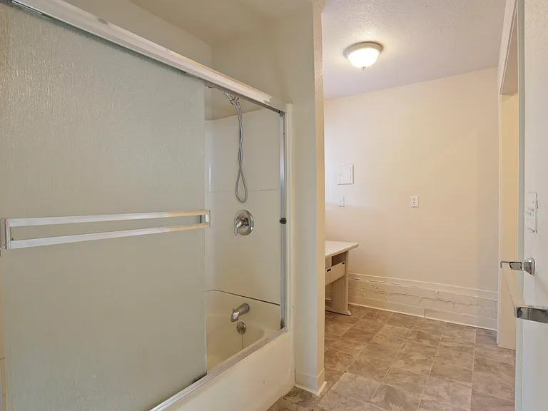 503 E Essex St — Photo 9