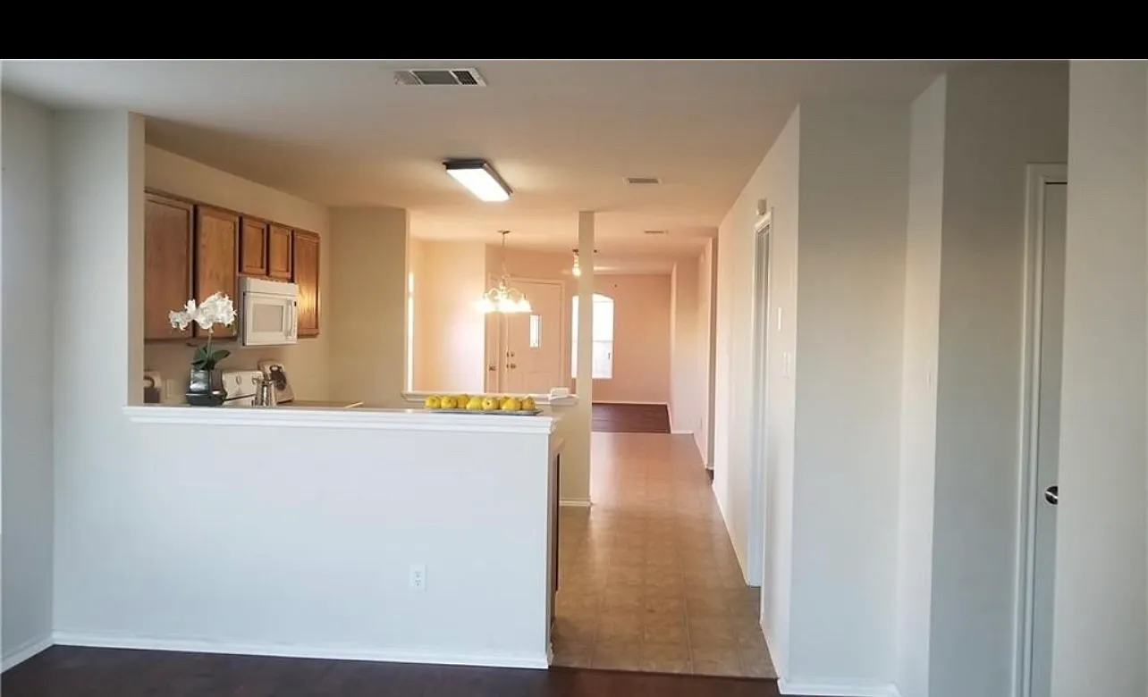 3 bed, 1429 sqft, $2,000 — Photo 3
