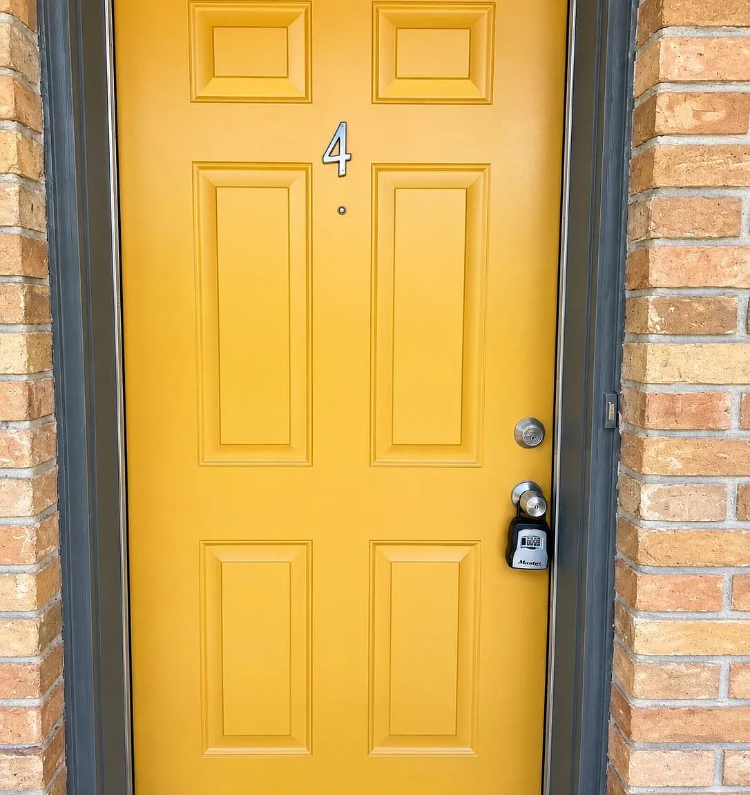 2 bed, 1.0 bath, 695 sqft, $1,050 — Photo 2