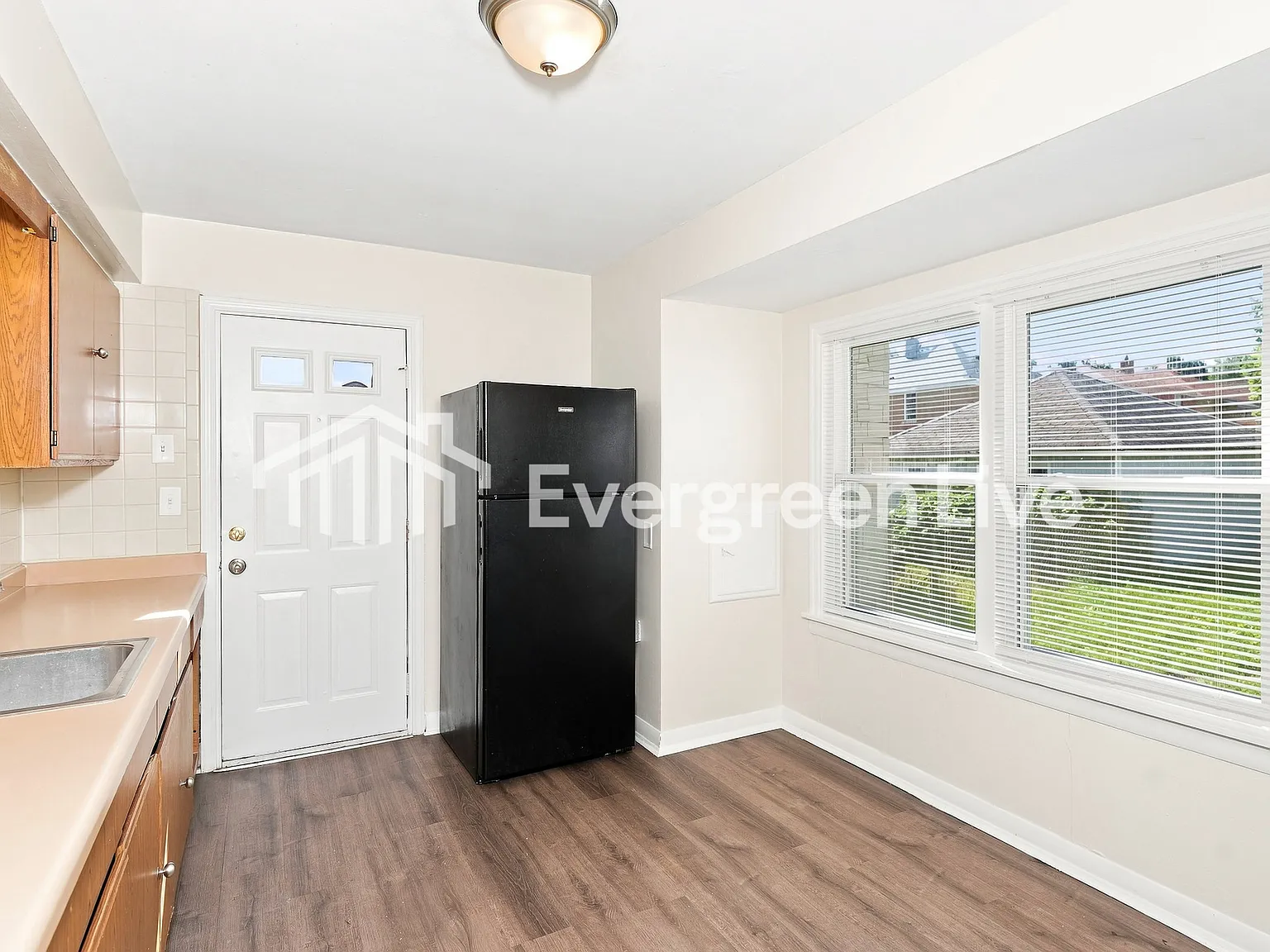 3 bed, 1.0 bath, 1144 sqft, $1,595 — Photo 2