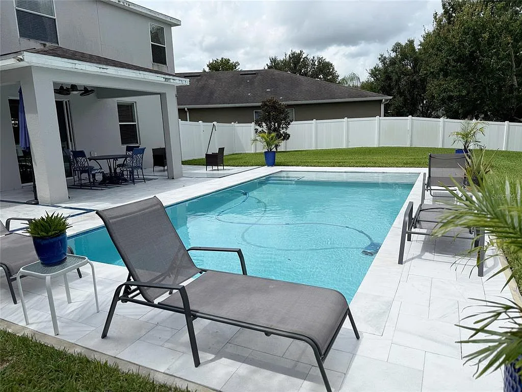 4 bed, 2.5 bath, 2486 sqft, $2,950 — Photo 2