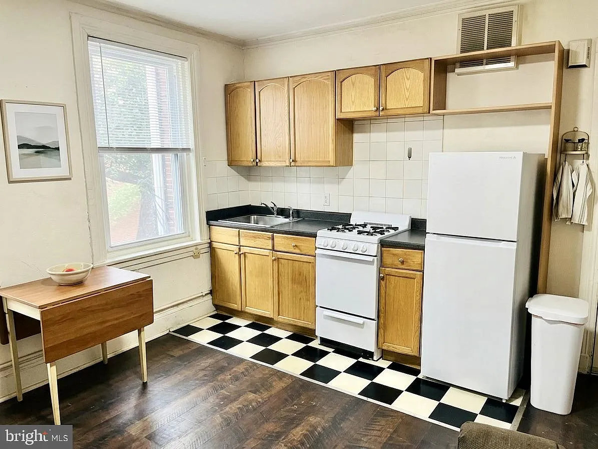 1 bed, 1.0 bath, 350 sqft, $1,095 — Photo 2