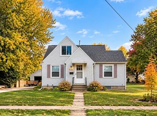 904 E 4th St, Vinton, IA 52349