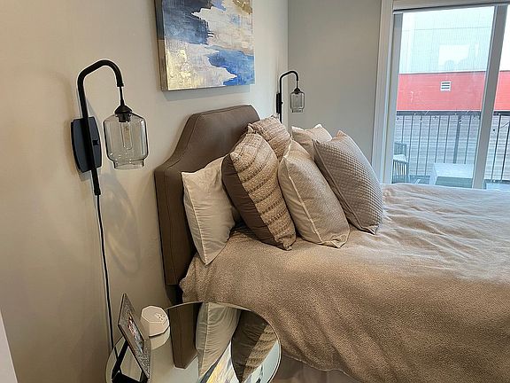 5th image of 1008 N Larrabee St #2S