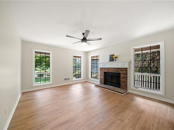 2nd image of 832 Leland Ct