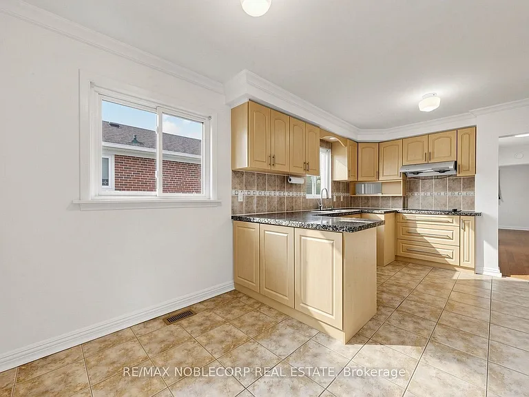 8 Summerfield Cres — Photo 16