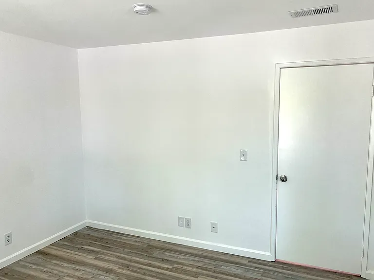 14914 Hamlin St #103 — Photo 9
